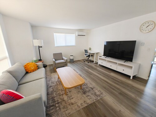 Cozy home, Walk to Lake, Food & Shops, EV Charger