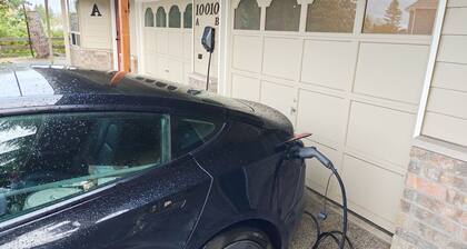 Cozy home, Walk to Lake, Food & Shops, EV Charger