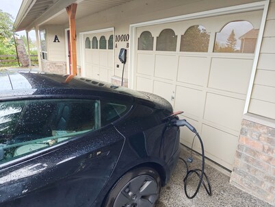 Cozy home, Walk to Lake, Food & Shops, EV Charger