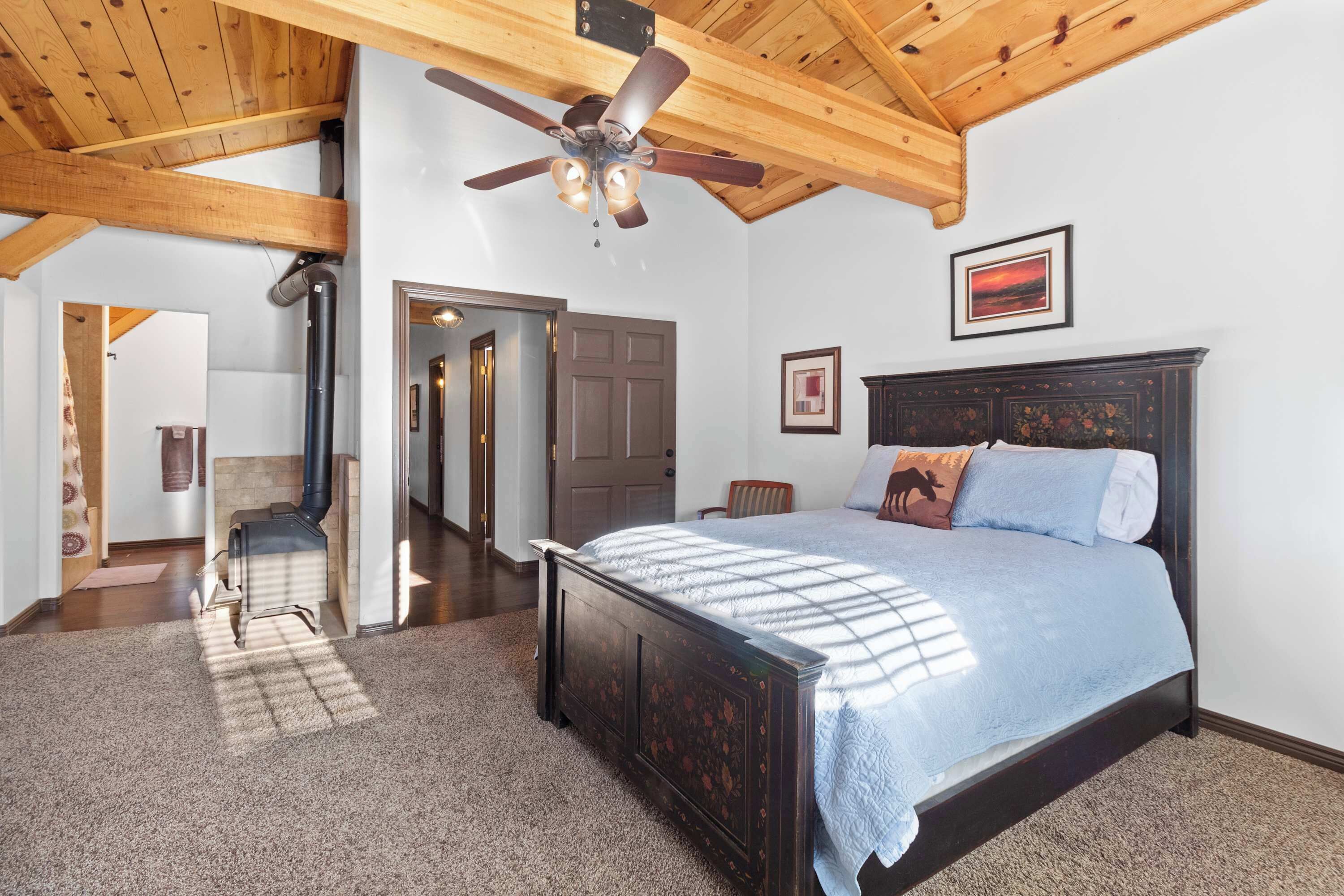 4 bedrooms, desk, iron/ironing board, WiFi