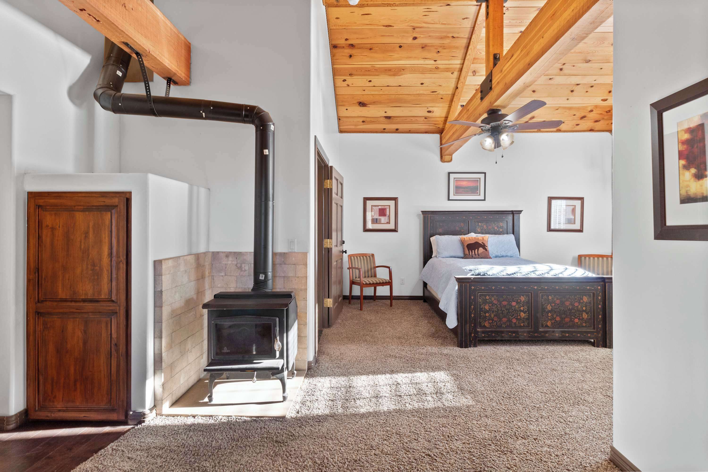 4 bedrooms, desk, iron/ironing board, WiFi