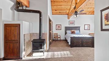 4 bedrooms, desk, iron/ironing board, WiFi