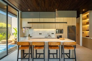 Kühlschrank, Mikrowelle, Herdplatte, Wasserkocher mit Kaffee-/Teezubehör