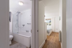 Shower, hair dryer, towels - Stylish Apartment, Garden with Beautiful Sea Views (Newquay)