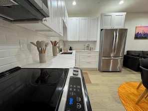 Refrigerador, microondas, horno y parrilla de estufa 
