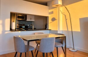 A modern kitchen with a microwave, kettle, and kettle on the countertop. - Manhattan Lux High-Rise next to Empire State Bldg (New York)