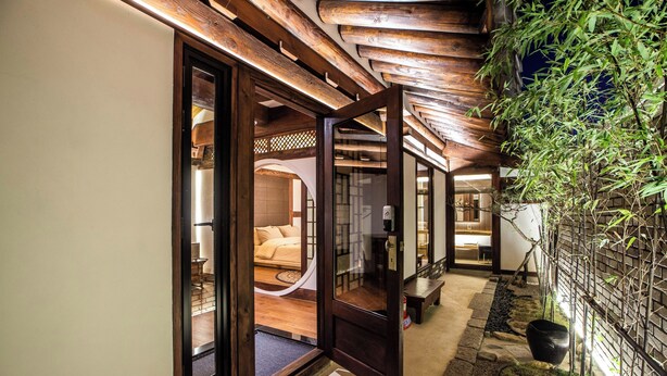 A traditional Japanese-style interior with wooden beams and tatami flooring. - Ohsudang Hanok Stay (Gyeongju)