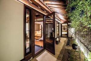 Un interior en estilo tradicional japonés, con vigas de madera y suelo de tatami.