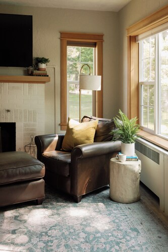 NEW! Abbott Creek Cottage: 2B/1B charmer 15 minutes from Glacier, great location