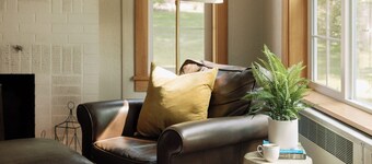 NEW! Abbott Creek Cottage: 2B/1B charmer 15 minutes from Glacier, great location