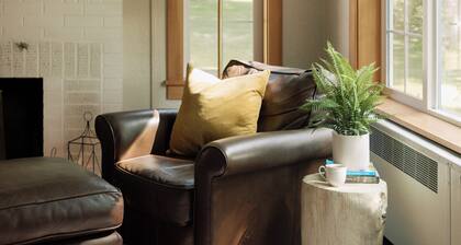 NEW! Abbott Creek Cottage: 2B/1B charmer 15 minutes from Glacier, great location