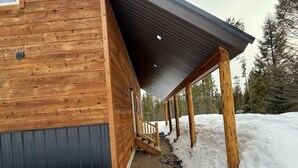A wooden cabin with a covered porch and a snow-covered ground. - 30 Mins from YNP -Trail Access-Three Little Bears (Island Park)