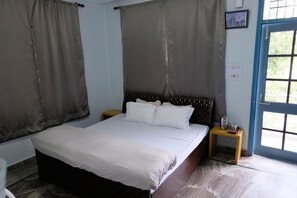 2 bedrooms, bed sheets - Family-friendly Independent Studio Unit in Solan, Himachal Pradesh, India (Solan)