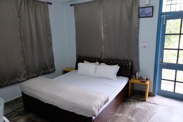 2 bedrooms, bed sheets - Family-friendly Independent Studio Unit in Solan, Himachal Pradesh, India (Solan)