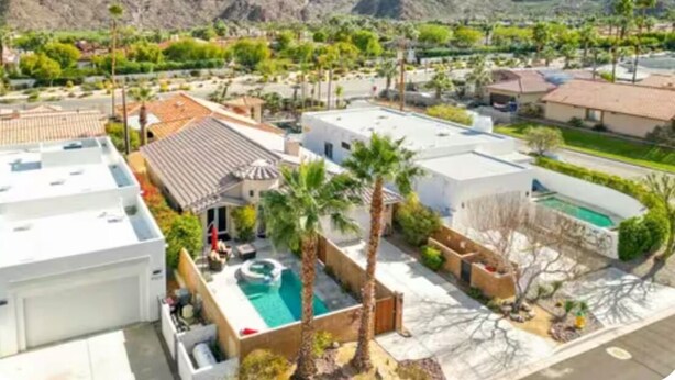 A residential area with a swimming pool, palm trees, and mountains in the background. - Hidden Gem in La Quinta Cove with saltwater pool and spa, close to old town LQ (La Quinta)