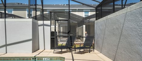 Innendørsbasseng og et oppvarmet basseng