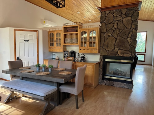 Cozy 3-bedroom cabin in wonderful Pine with WiFi, AC