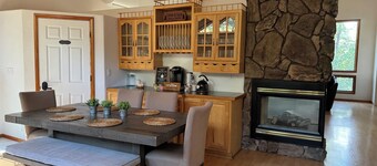 Cozy 3-bedroom cabin in wonderful Pine with WiFi, AC