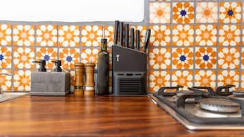 Refrigerador, microondas, placa de cocina, cafetera/tetera