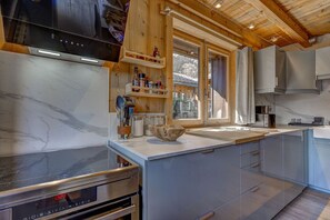 Een koelkast, een oven, een kookplaat, een vaatwasser