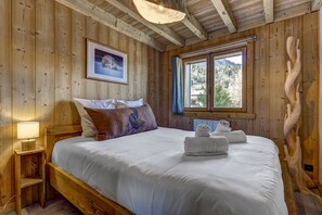 2 dormitorios, tabla de planchar con plancha, cuna de viaje