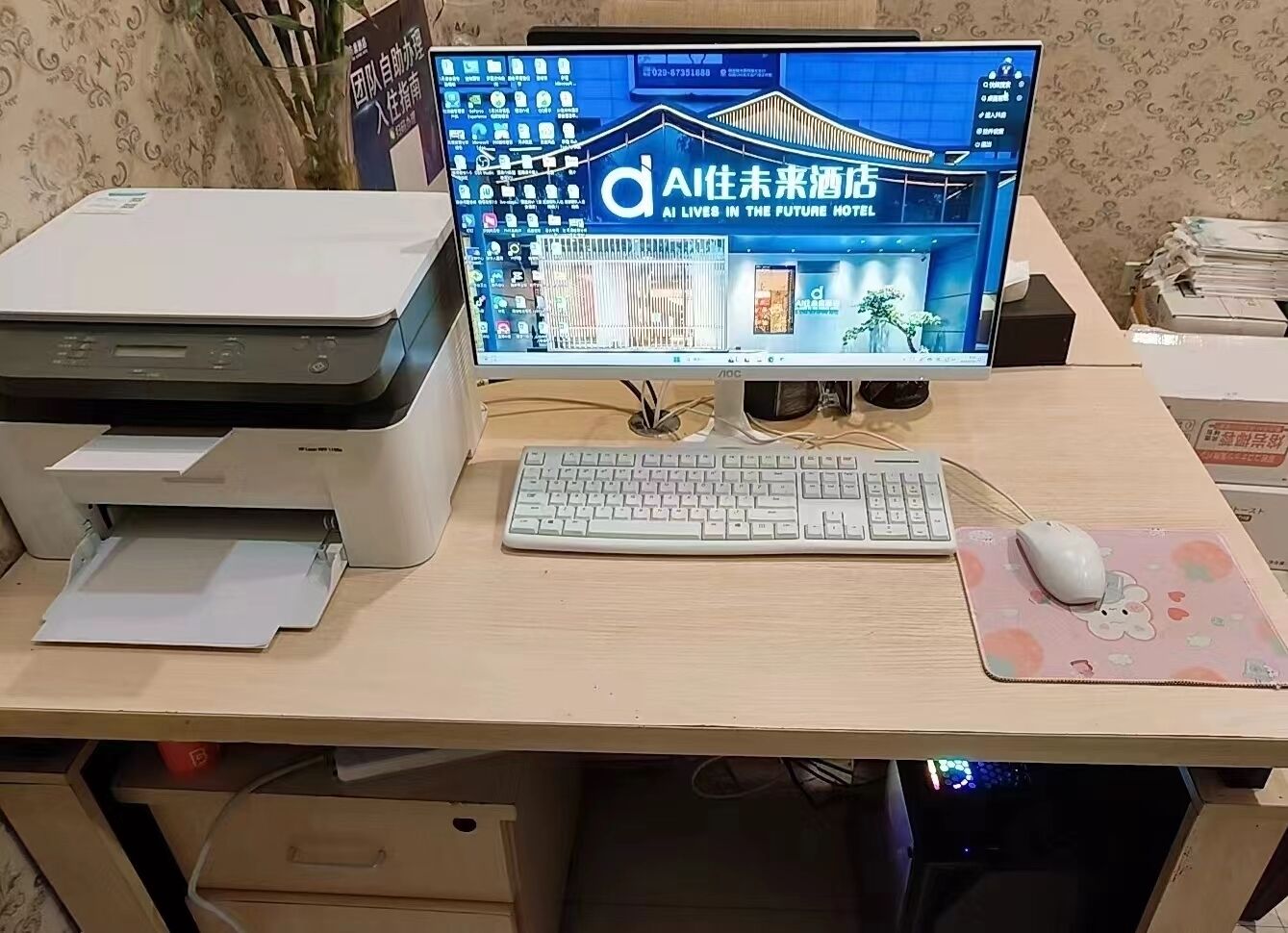 Un bureau avec un ordinateur de bureau, une imprimante, un clavier et une souris.
