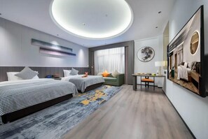 Premium bedding, desk, laptop workspace, blackout curtains - AI Lives In The Future Hotel（Xi'an Longshouyuan Daming Palace West Subway Station Branch） (Xi'an)
