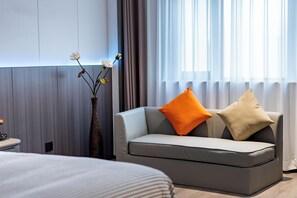 Habitación doble Confort, vista a la ciudad | Ropa de cama de alta calidad y escritorio 