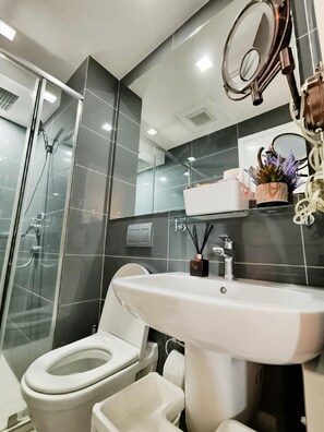 Douche, articles de toilette écologiques, sèche-cheveux, bidet