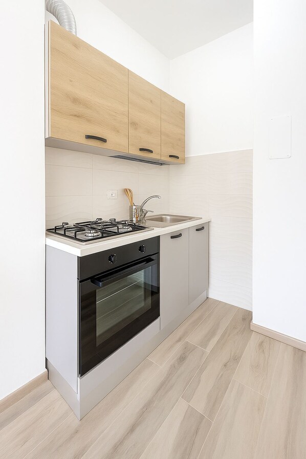 Frigorifero, microonde, forno, piano cottura