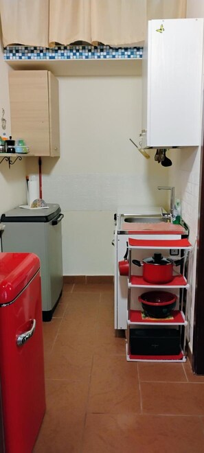 Frigorifero, microonde, piano cottura, macchina per tè/caffè