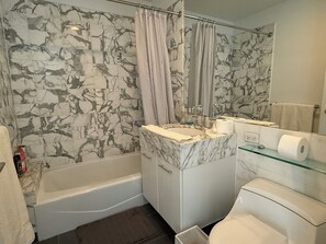 Secadora de cabello, toallas, jabón, papel de baño 