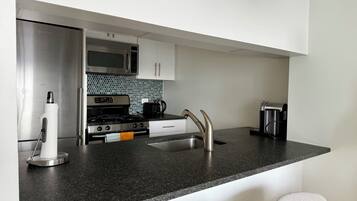 Een koelkast, een magnetron, een oven, een kookplaat