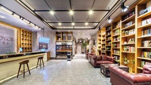 A modern library with marble floors, leather sofas, and wooden bookshelves. - James Joyce Coffetel (Hefei Fortune Plaza, Haitang Metro Station) (Hefei)