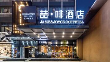 L’entrée d’un hôtel, avec une enseigne indiquant « James Joyce Coffee Hotel ».