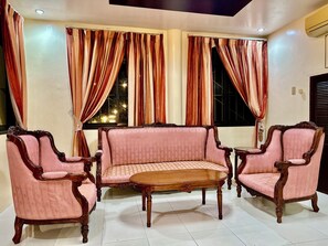 Smart TV, books, video library, stereo - Spacious 3-bedroom house in Subic with AC, WiFi, Pool & Parking. Relax & unwind (Subic)