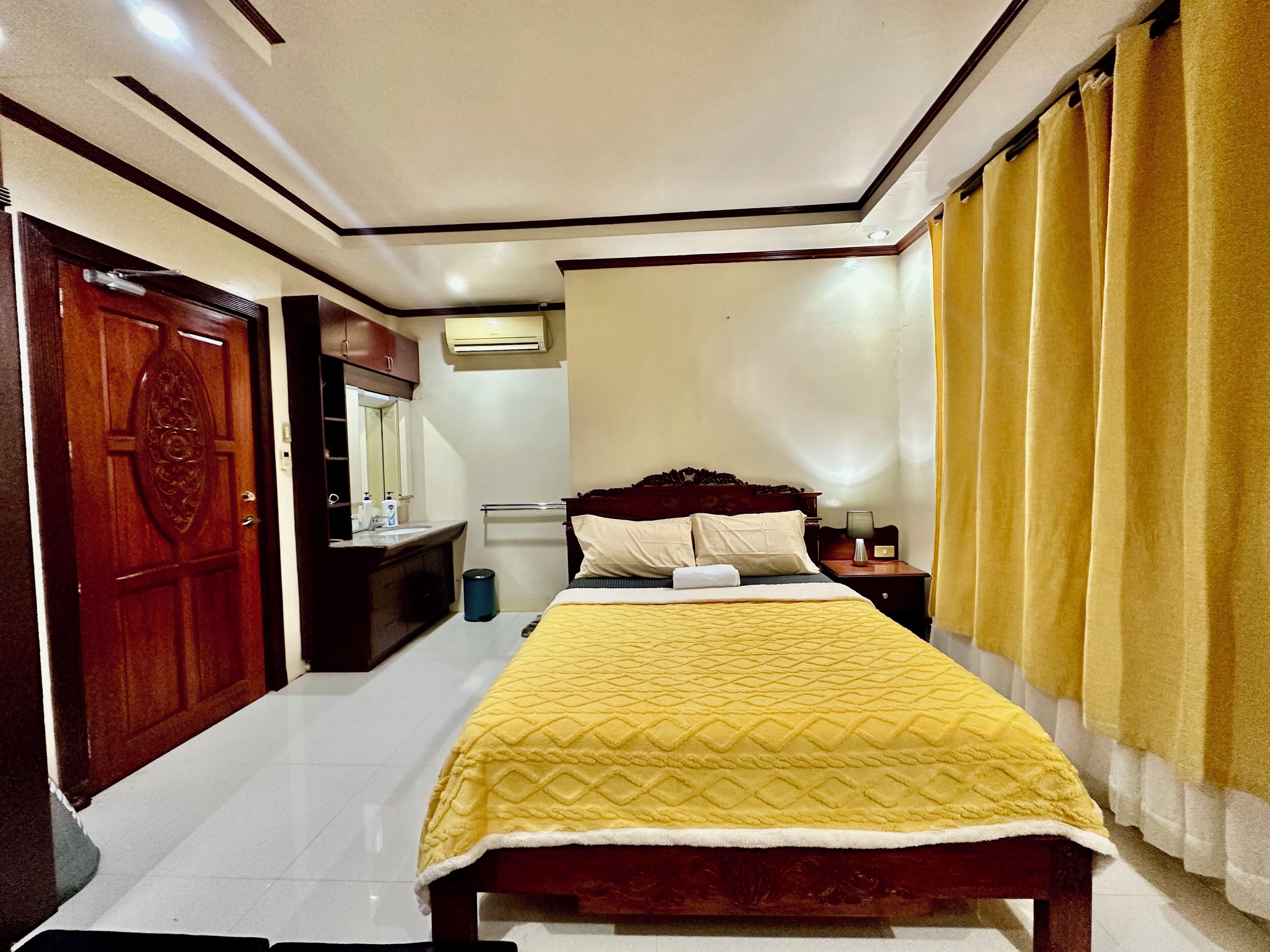 3 bedrooms, desk, iron/ironing board, travel crib