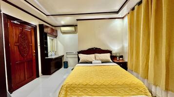 3 bedrooms, desk, iron/ironing board, travel crib