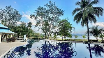 Una piscina al aire libre