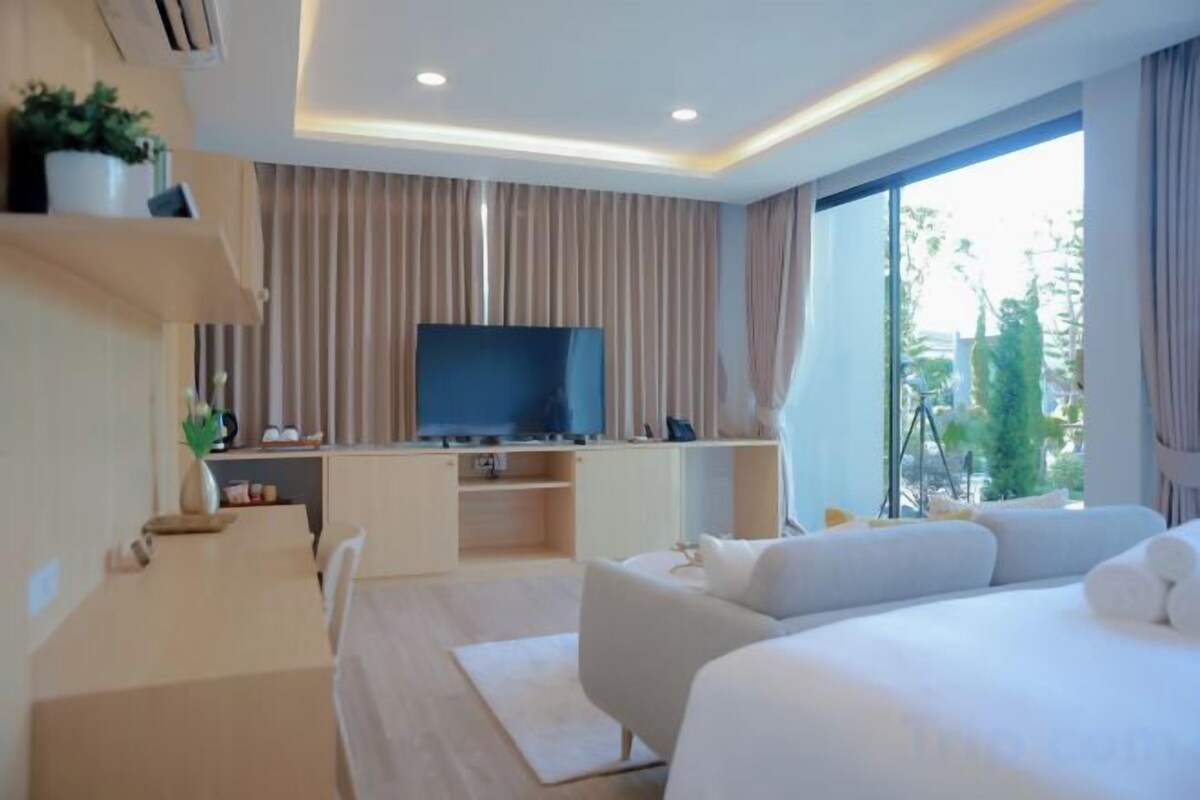 Premium bedding, free minibar, in-room safe, desk