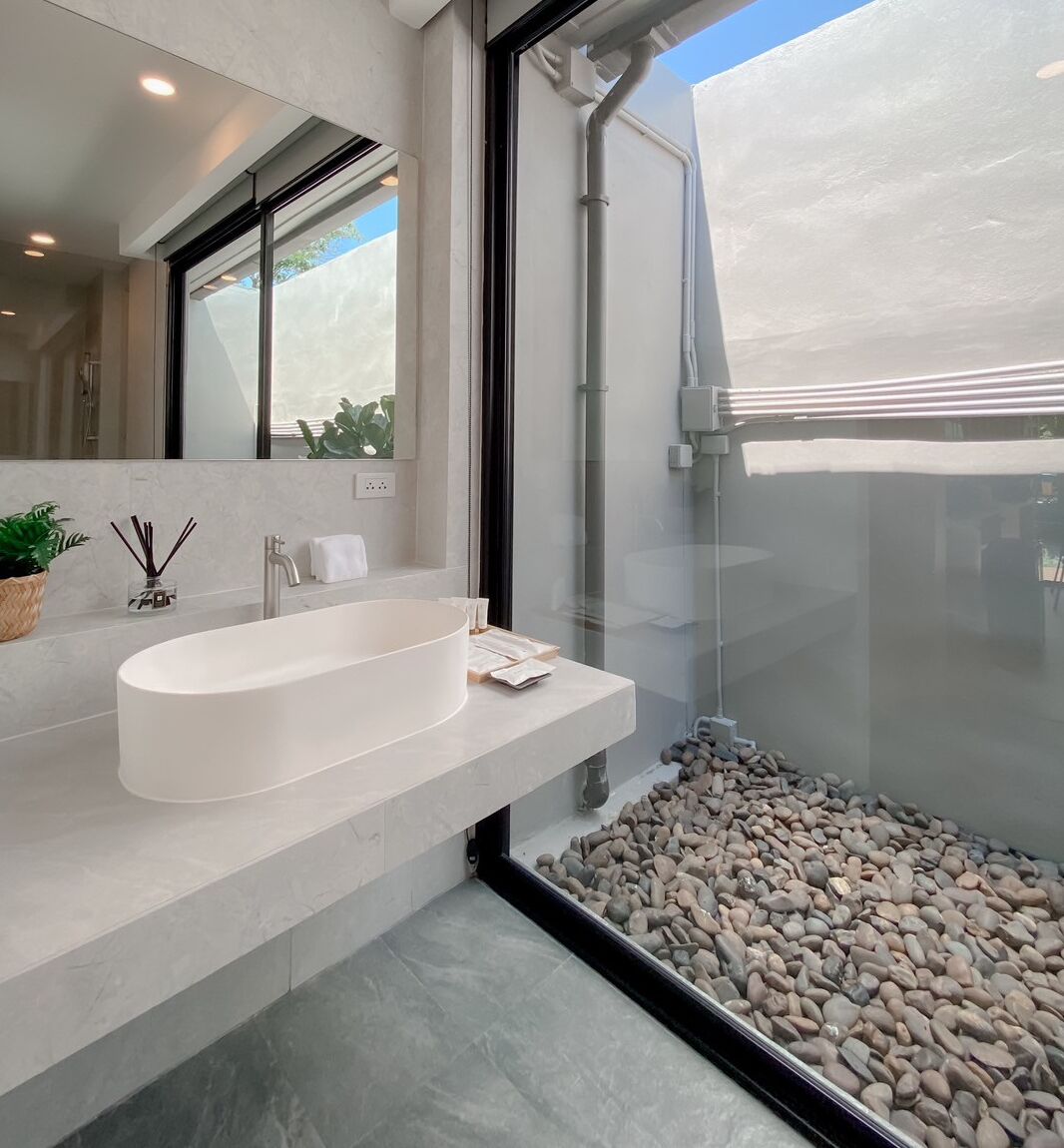 Bathtub dan shower terpisah dan perlengkapan mandi gratis