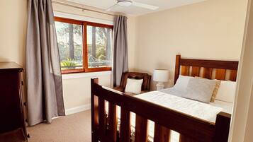 3 slaapkamers, een strijkplank/strijkijzer, wifi, beddengoed