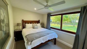 3 bedrooms, iron/ironing board, WiFi, bed sheets