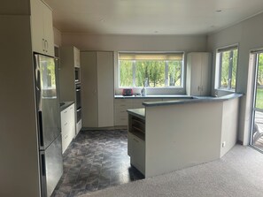 Een koelkast, een microgolfoven, een oven, een kookplaat