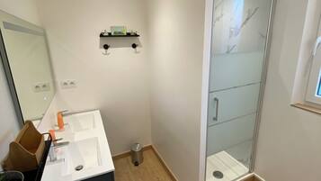 SĂšche-cheveux, serviettes fournies, papier toilette