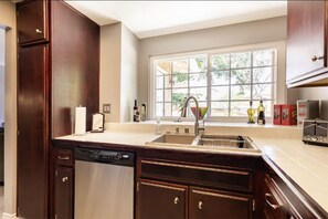 冷蔵庫、電子レンジ、オーブン、コンロ