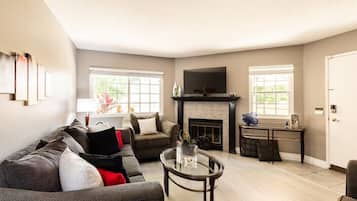 Smart TV, chimenea, libros y biblioteca musical