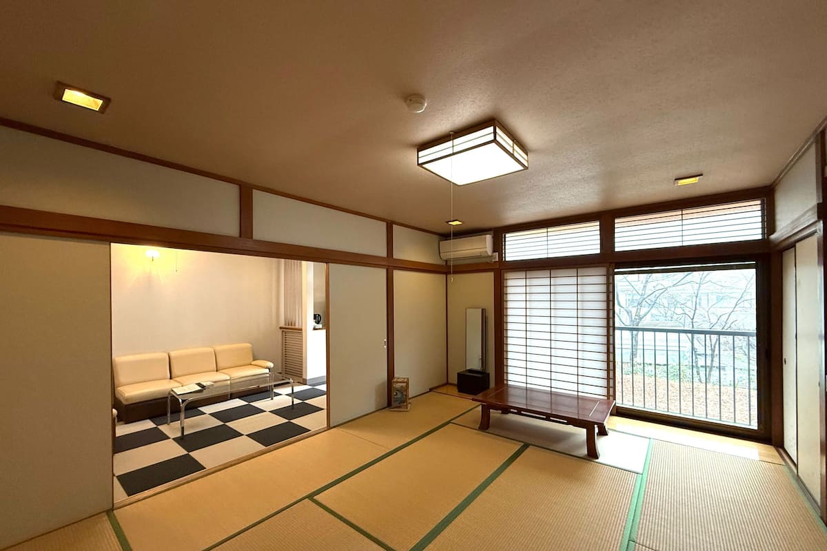 1 kamar tidur, selimut bulu angsa, brankas, dan ruang kerja ramah laptop