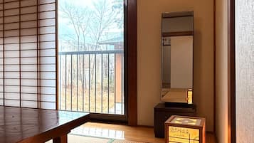 Casa adossada clàssica | Cobrellits i caixa forta a l'habitació