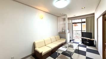 Classic Townhome, Non Smoking, Courtyard View (Kirifuri) | Living area | Table tennis